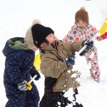 遊具の雪を落とすぞ~!