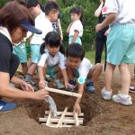 自分たちでキャンプファイヤーの薪を組んだよ‼