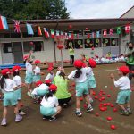 カゴをめがけて「エイ！」「やったぁ☆はいったよ！」