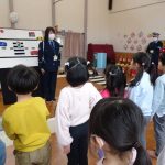 道路を渡るときはまずは「とまる」を学びました！