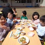 お花を観ながら給食を食べたよ♡