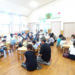 ひばり、つばめ組はホールでワイワイ！