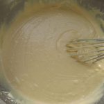 卵・牛乳を加え、溶かしバターも入れよく混ぜます。