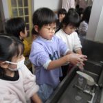 手洗いソングを歌いながら洗いま～す！！